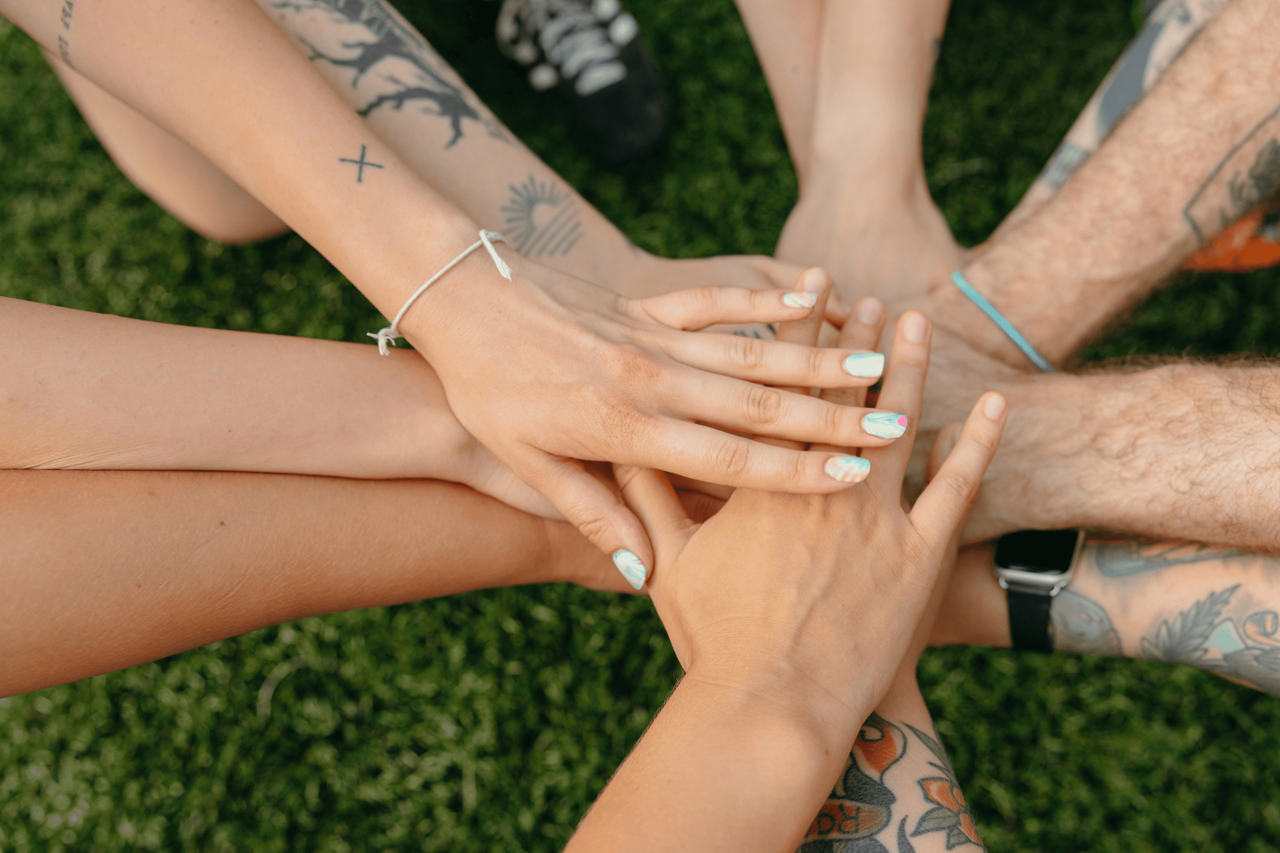 Viele H&auml;nde im Kreis aufeinander
