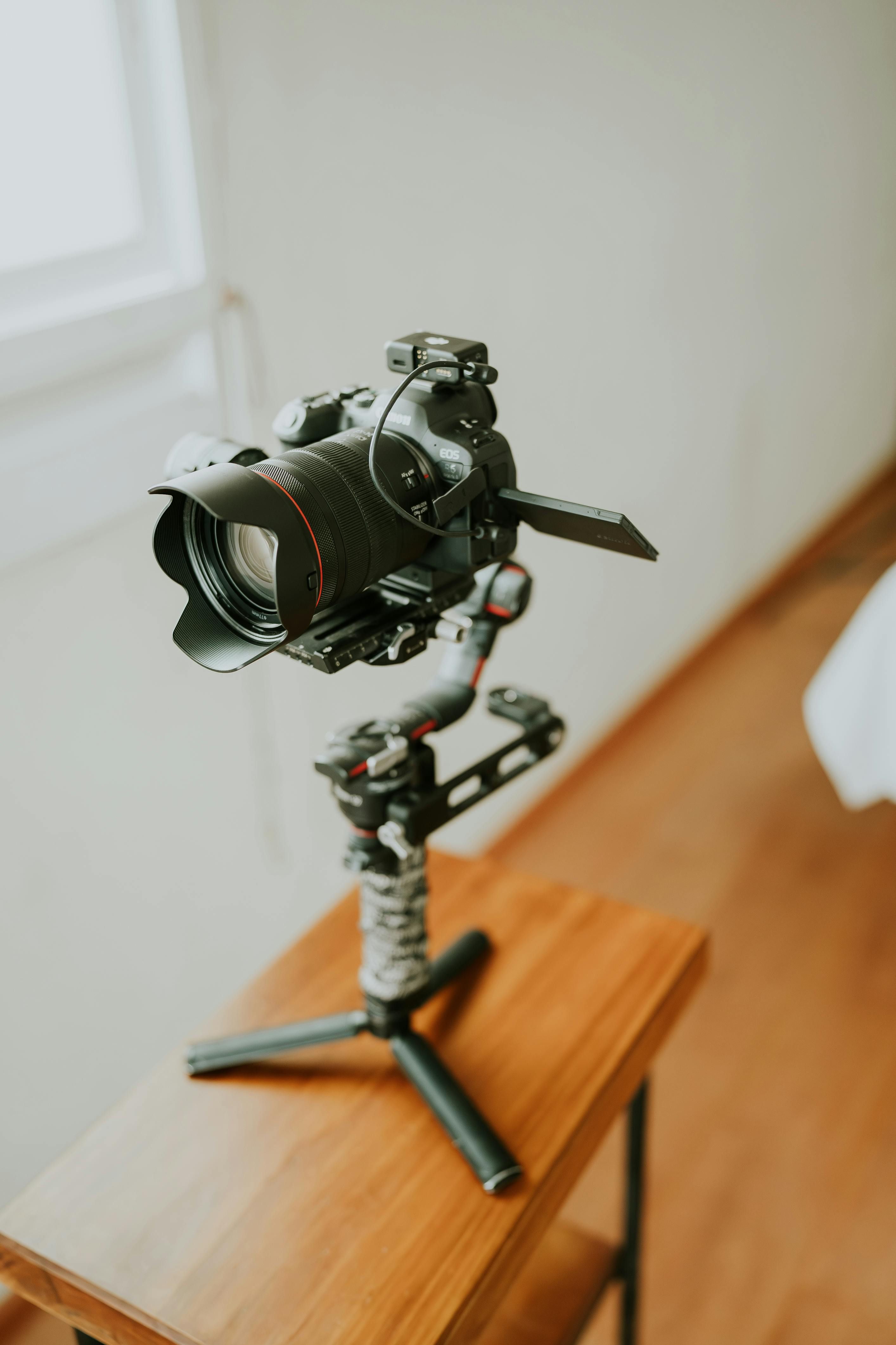 Kamera auf kleinem Stativ auf einem Tisch